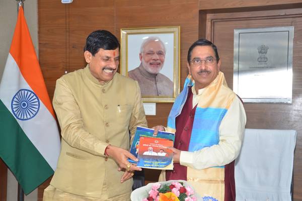 मुख्यमंत्री डॉ. यादव की  केंद्रीय मंत्री श्री जोशी से सौजन्य भेंट