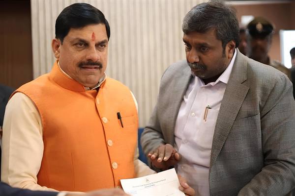 CM Dr. Yadav meets Chairman, Karnataka State Bio-Energy Development Board, during his courtesy visit