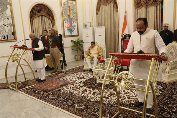 राज्यपाल श्री मंगुभाई पटेल ने श्री गोपाल भार्गव को प्रोटेम स्पीकर पद की शपथ दिलाई