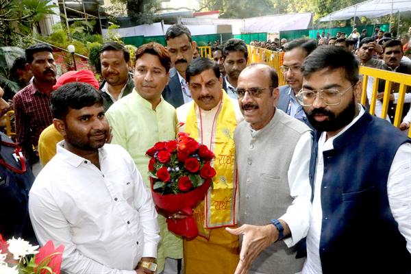 मुख्यमंत्री डॉ. यादव को बधाई देने बड़ी संख्या में पहुंचे आमजन