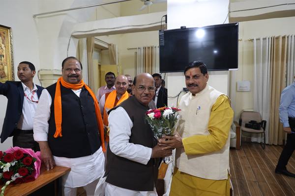 मुख्यमंत्री डॉ. मोहन यादव से विधानसभा के नवनिर्वाचित सदस्यों ने की भेंट
