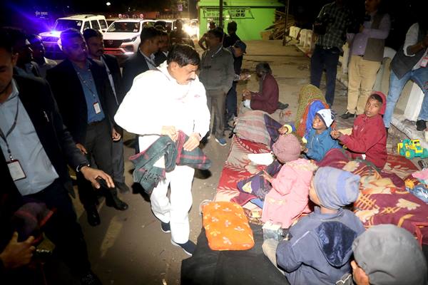 मुख्यमंत्री डॉ यादव ने कैंसर अस्पताल में रोगियों से भेंट की
