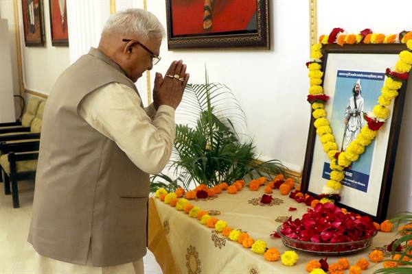 Governor Shri Patel Pays Floral Tributes to Krantisurya Tantya Bhil