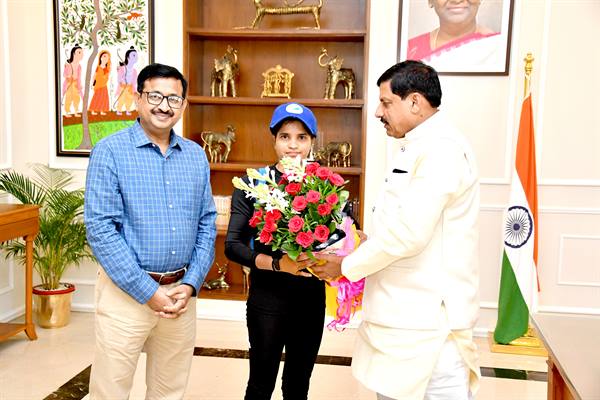 CM Dr. Yadav hails the courage of Sushri Asha Malviya going to Kargil by bicycle