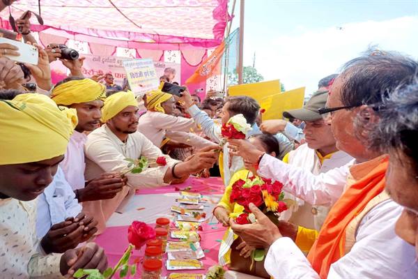 मुख्यमंत्री ने चिरौंजी बेचकर आत्मनिर्भर बन रहे निपनिया के जनजातीय समाज की उद्यमिता को सराहा