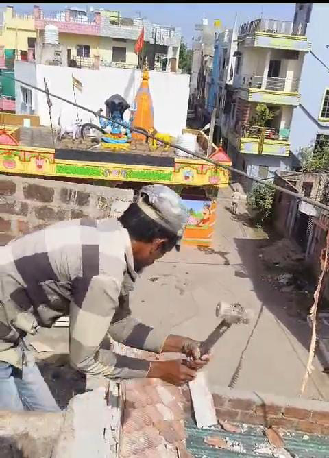 भोपाल में एम.पी. ट्रांसको ने तुड़वाये एक्स्ट्रा हाईटेंशन लाइन के नजदीक बने निर्माण