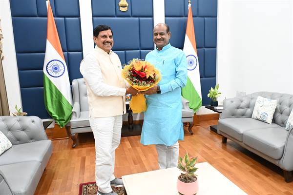 मुख्यमंत्री डॉ. यादव ने नई दिल्ली में निवृतमान लोकसभा अध्यक्ष और रक्षा मंत्री से की सौजन्य भेंट