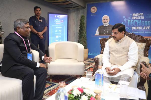 CM Dr. Yadav Engages One-to-One with Industry Leaders
