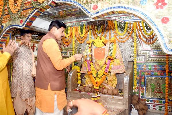 Chief Minister Dr. Yadav offers prayers at Khedapati Hanuman Temple in New Market