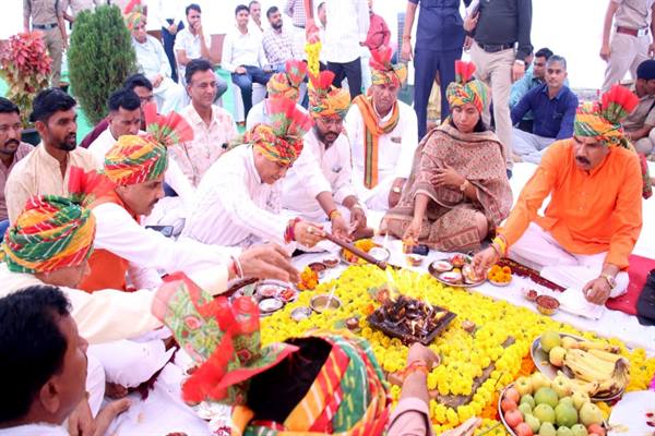   कमेंट  ईमेल  प्रिंट      मंत्री श्री परमार ने दशहरा पर्व पर आगर पुलिस लाइन में किया शस्त्र पूजन