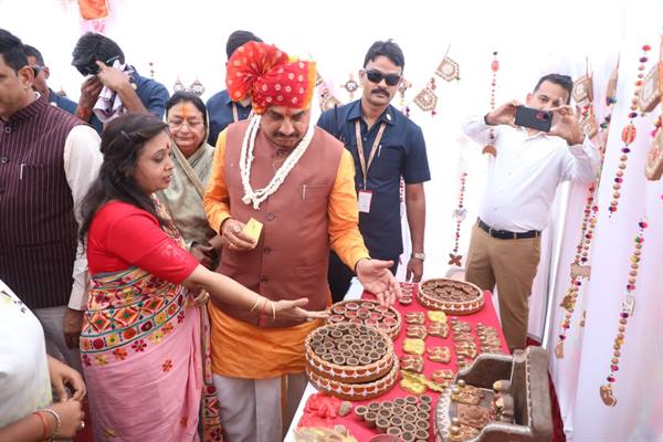 CM Dr. Yadav Lauds Innovation of Making Indigenous Diyas from Cow Dung in Indore