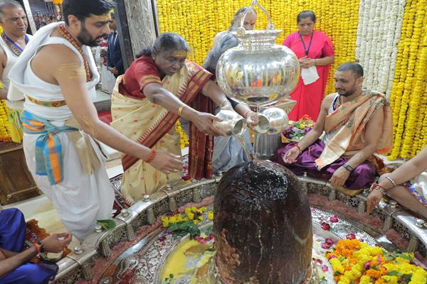 राष्ट्रपति श्रीमती द्रौपदी मुर्मु ने महाकाल मंदिर में दर्शन कर पूजन अर्चन किया