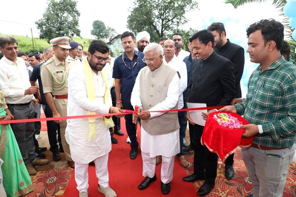 राज्यपाल श्री पटेल ने छिंदी में स्वच्छता साथी "वॉश ऑन व्हील्स सेवा" का किया शुभारंभ