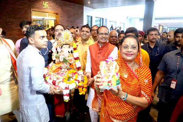 श्री गणेश प्रतिमा का मुख्यमंत्री श्री चौहान ने सपरिवार प्रेमपुरा घाट पर किया विसर्जन