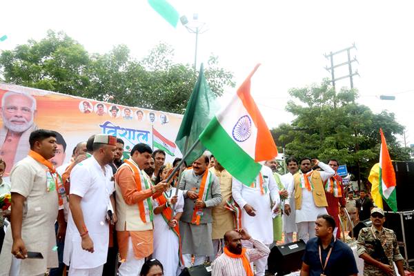 मुख्यमंत्री डॉ. यादव ने भारत माता की प्रतिमा पर पुष्पांजलि अर्पित कर किया तिरंगा यात्रा को रवाना