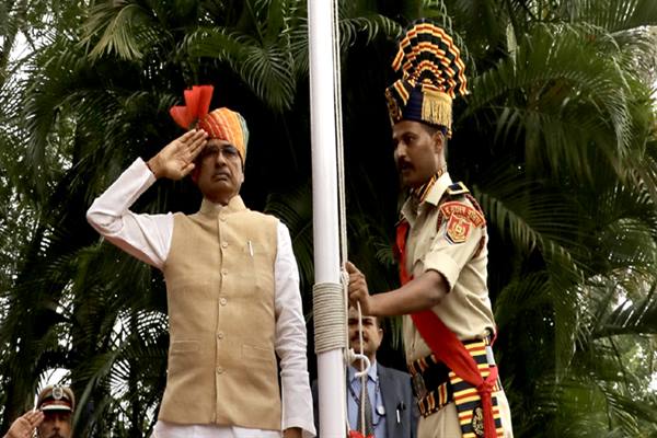 मुख्यमंत्री श्री चौहान द्वारा मुख्यमंत्री निवास में ध्वजारोहण