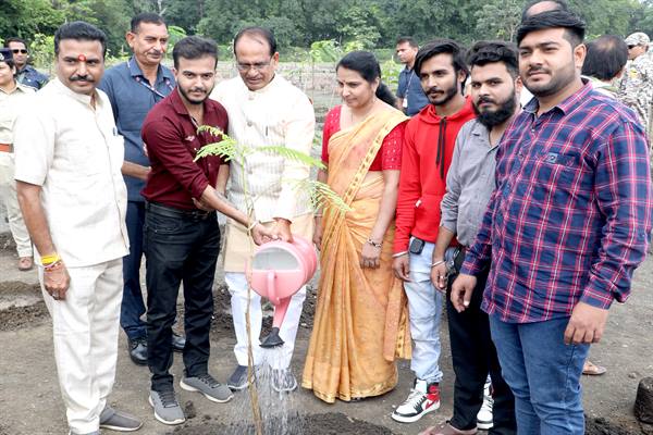 मुख्यमंत्री श्री चौहान ने सामाजिक कार्यकर्ताओं के साथ किया पौध-रोपण