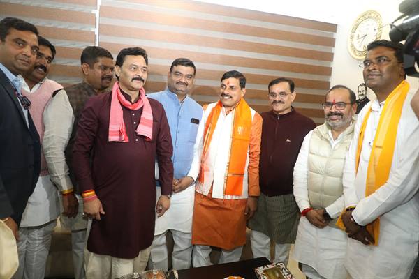 नव नियुक्त मुख्यमंत्री डॉ. यादव ने सांसद श्री शर्मा के निवास पहुंचकर सौजन्य भेंट की