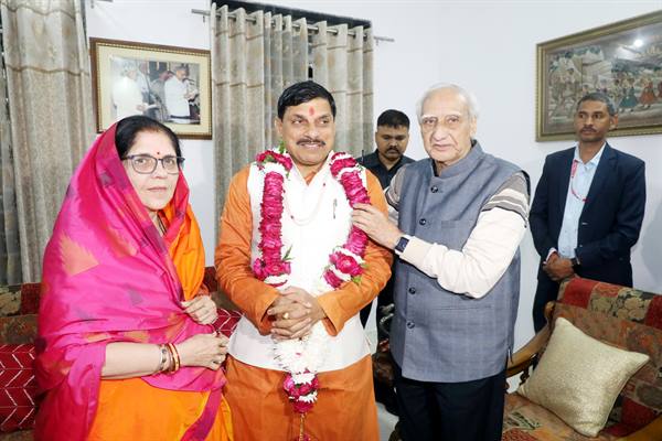 नवनियुक्त मुख्यमंत्री डॉ. यादव ने पूर्व केंद्रीय मंत्री श्री विक्रम वर्मा से प्राप्त किया आशीर्वाद