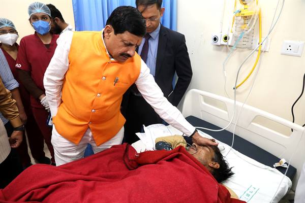 मुख्यमंत्री डॉ मोहन यादव ने हमीदिया अस्पताल पहुंचकर हरदा हादसे में घायल नागरिकों का हाल-चाल पूछा