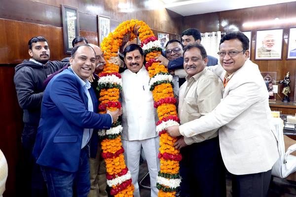 मुख्यमंत्री डॉ. यादव का विशाल माला पहनाकर किया अभिवादन