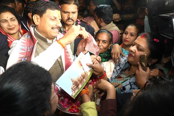 मुख्यमंत्री डॉ. यादव ने पारसधाम कॉलोनी पहुंचकर अयोध्या में राम मंदिर दर्शन के लिए आमंत्रण कार्ड वितरित किए
