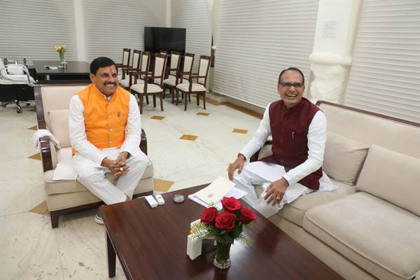 मुख्यमंत्री डॉ. यादव से पूर्व मुख्यमंत्री श्री चौहान ने सौजन्य भेंट की