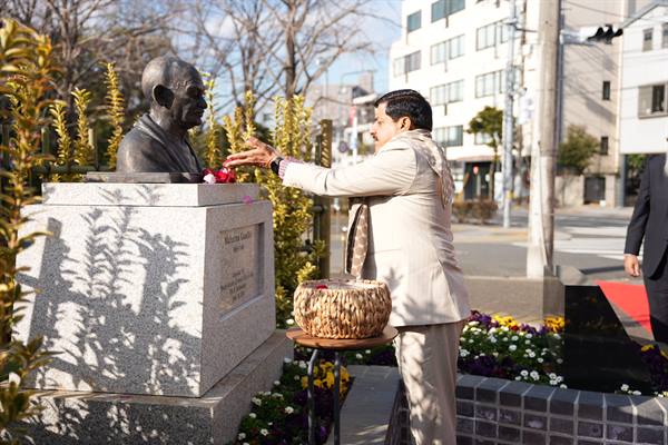 Chief Minister Dr. Mohan Yadav Pays Tribute at the Statue of Mahatma Gandhi in Japan