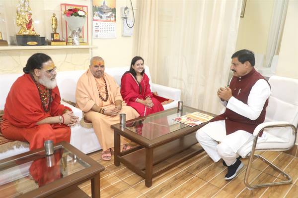 मुख्यमंत्री डॉ यादव से संतों ने भेंट की