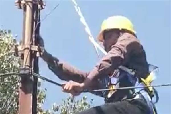 लाईनकर्मियों को 65 लाख से अधिक लागत के फुल बॉडी सुरक्षा कवच वितरित