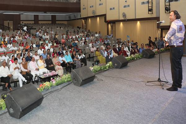 Akhil Bhartiya Kavi-Sammelan ‘Sindoori Akshar’ Held at Ravindra Bhavan