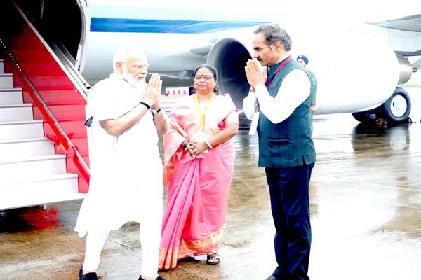 प्रधानमंत्री श्री मोदी की भोपाल विमानतल पर आत्मीय अगवानी