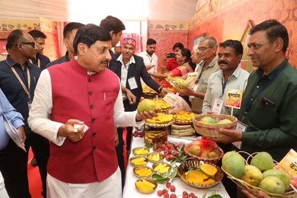 CM Dr. Yadav Inaugurates Mango Festival with a Taste of ‘Bombay Green’ and ‘Mani Prabha’