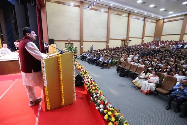 नवनियुक्त अधिकारी जनसेवा और जनकल्याण के भाव से शासकीय सेवा में अपने कर्तव्यों का निर्वहन करें - मुख्यमंत्री डॉ. यादव