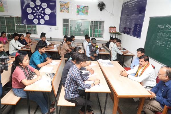 CM Dr. Yadav interacts with students of Holkar Science College