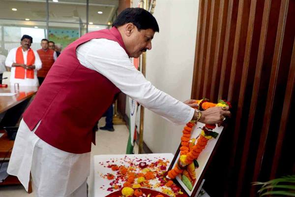 Chief Minister Dr. Yadav Pays Tribute on Valmiki Jayanti