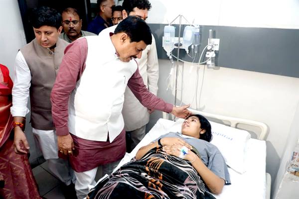 CM Dr. Yadav Visits Various Hospitals in Indore to Check Health of Injured