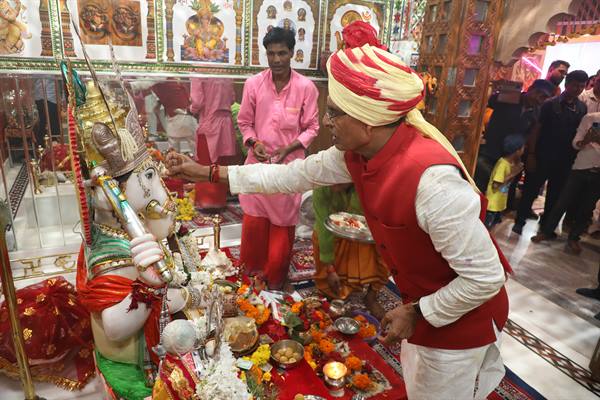 मुख्यमंत्री श्री चौहान ने बाढ़ वाले गणेश मंदिर में पूजा-अर्चना की