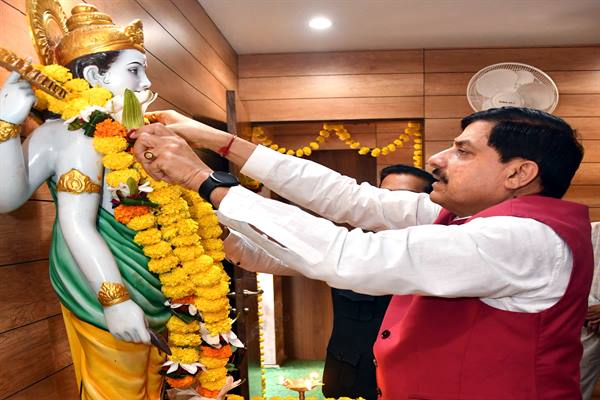 CM Dr. Yadav Worships Lord Dhanvantari