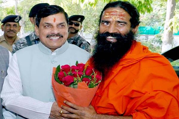 मुख्यमंत्री डॉ. यादव ने योगगुरू बाबा रामदेव का किया स्वागत