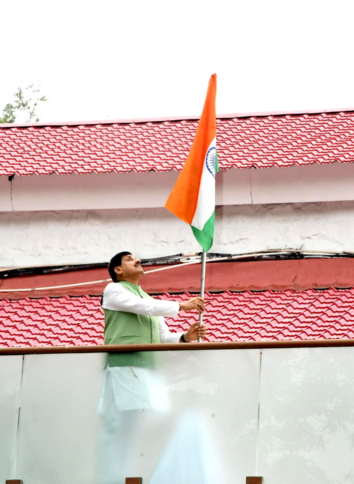 CM Dr. Yadav Hoists Tricolour at Chief Minister’s Residence under ‘Har Ghar Tiranga’ Campaign
