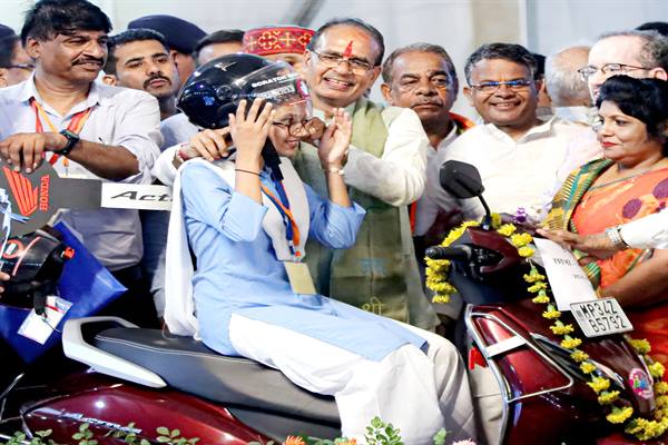 सबसे पहले बच्चों की पढ़ाई की चिंता है : मुख्यमंत्री श्री चौहान