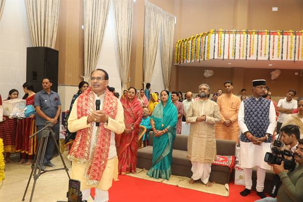 मुख्यमंत्री श्री चौहान करूणाधाम आश्रम में आयोजित भजन संध्या में शामिल हुए