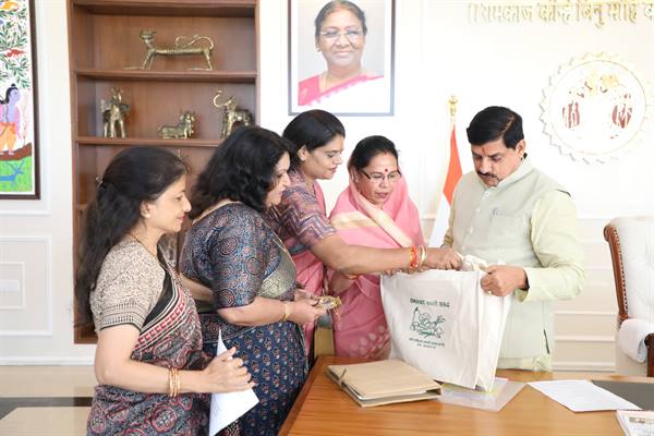 CM Dr. Yadav Receives Courtesy Visit from Environmental Enthusiasts During Courtesy Visit