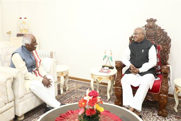Haryana Governor Shri Bandaru Dattatreya pays courtesy visit to Governor Shri Mangubhai Patel