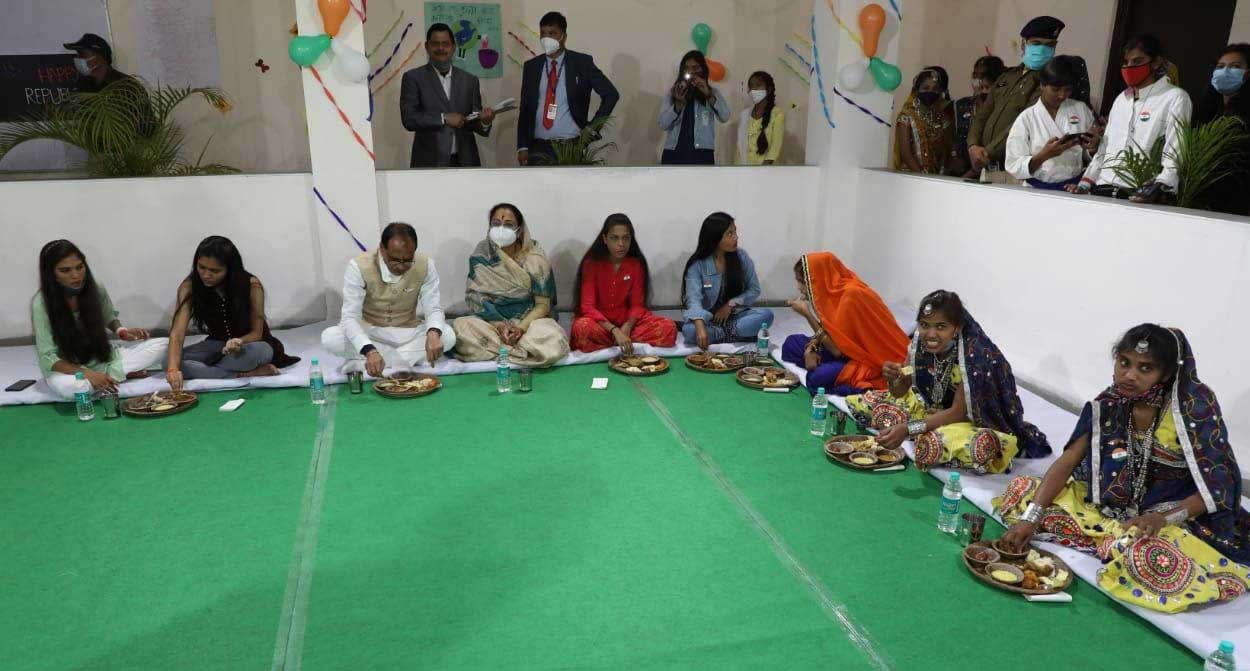 Indore News : MP CM श्री चौहान पहुँचे इंदौर के कन्या छात्रावास