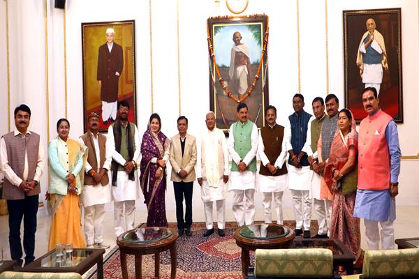 राज्यपाल श्री पटेल से मुख्यमंत्री के नेतृत्व में मंत्रिपरिषद ने की शिष्टाचार भेंट