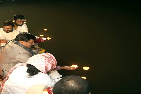 Chief Minister Dr. Yadav along with his family performs puja at Maa Yamuna in Mathura