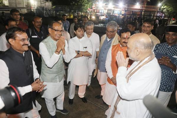 मुख्यमंत्री श्री शिवराज सिंह चौहान ने केन्द्रीय गृह एवं सहकारिता मंत्री श्री अमित शाह को देर रात्रि स्टेट हैंगर पर भावभीनी विदाई दी