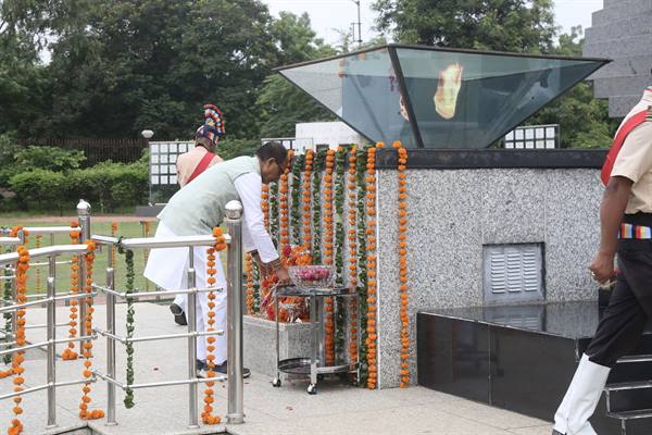 मुख्यमंत्री श्री चौहान ने शौर्य स्मारक स्थित शौर्य स्तंभ पर किया पुष्प-चक्र अर्पित